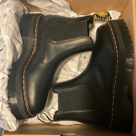 Selling black leather platform Chelsea boots - Picture 5 of 7